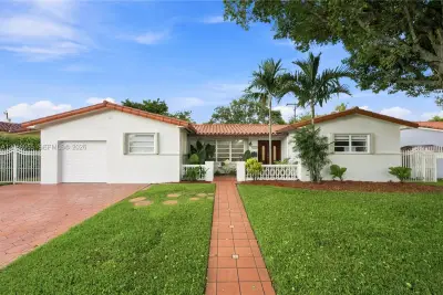 1811 SW 99th Ave, Miami: photo 1 of 14