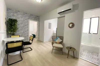 1553 SW 7th St #12, Miami: photo 1 of 9