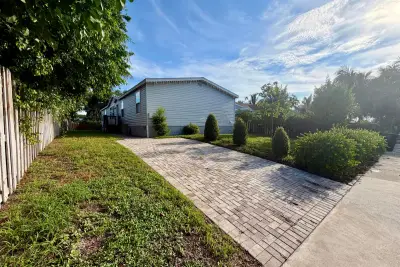 755 Ridgewood Dr, West Palm Beach: photo 1 of 25