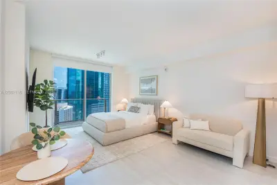 77 SE 5th St #3204, Miami: photo 1 of 33