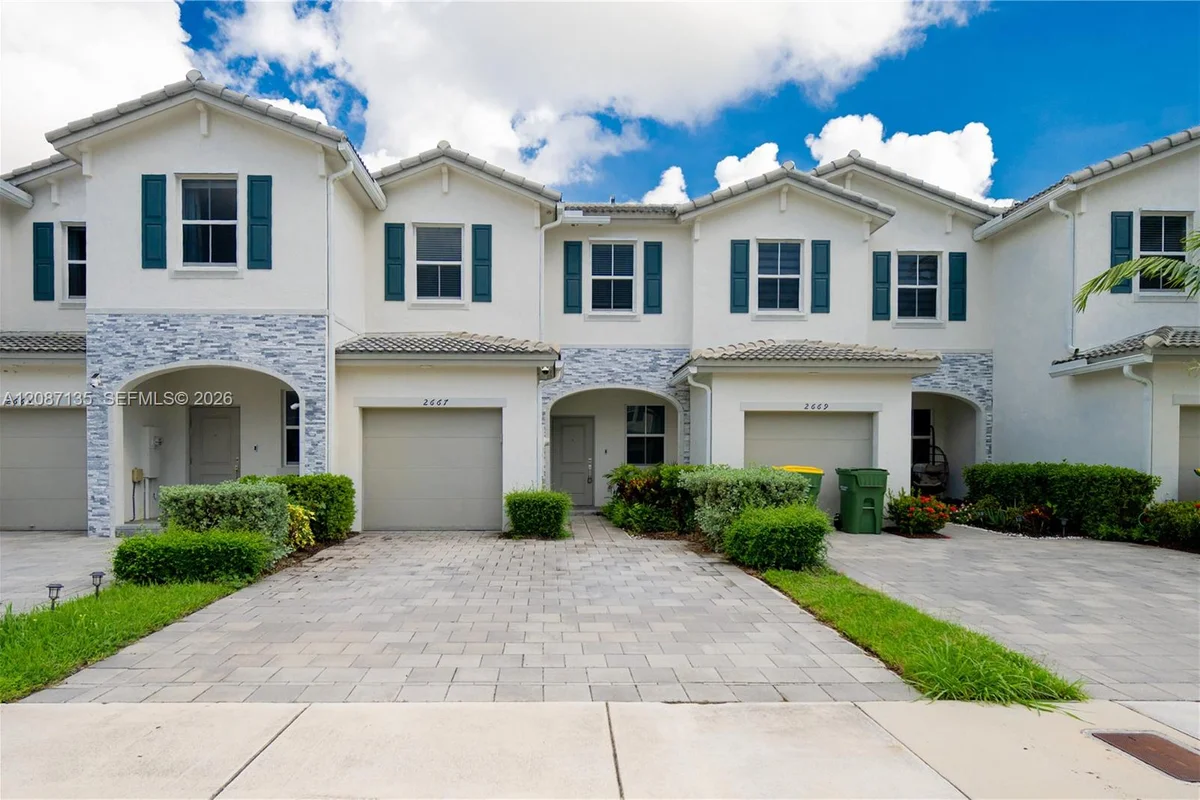 2667 SE 10th St, Homestead: photo 1 of 31