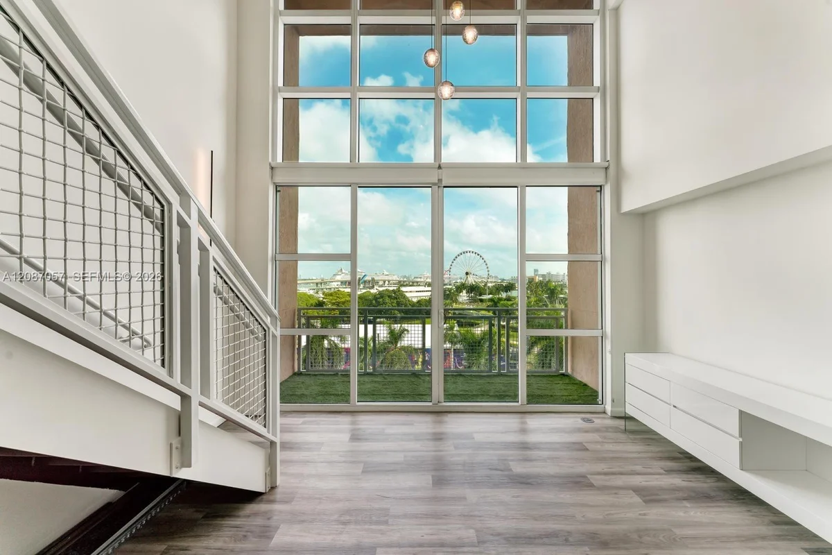 253 NE 2nd St #630, Miami: photo 1 of 12