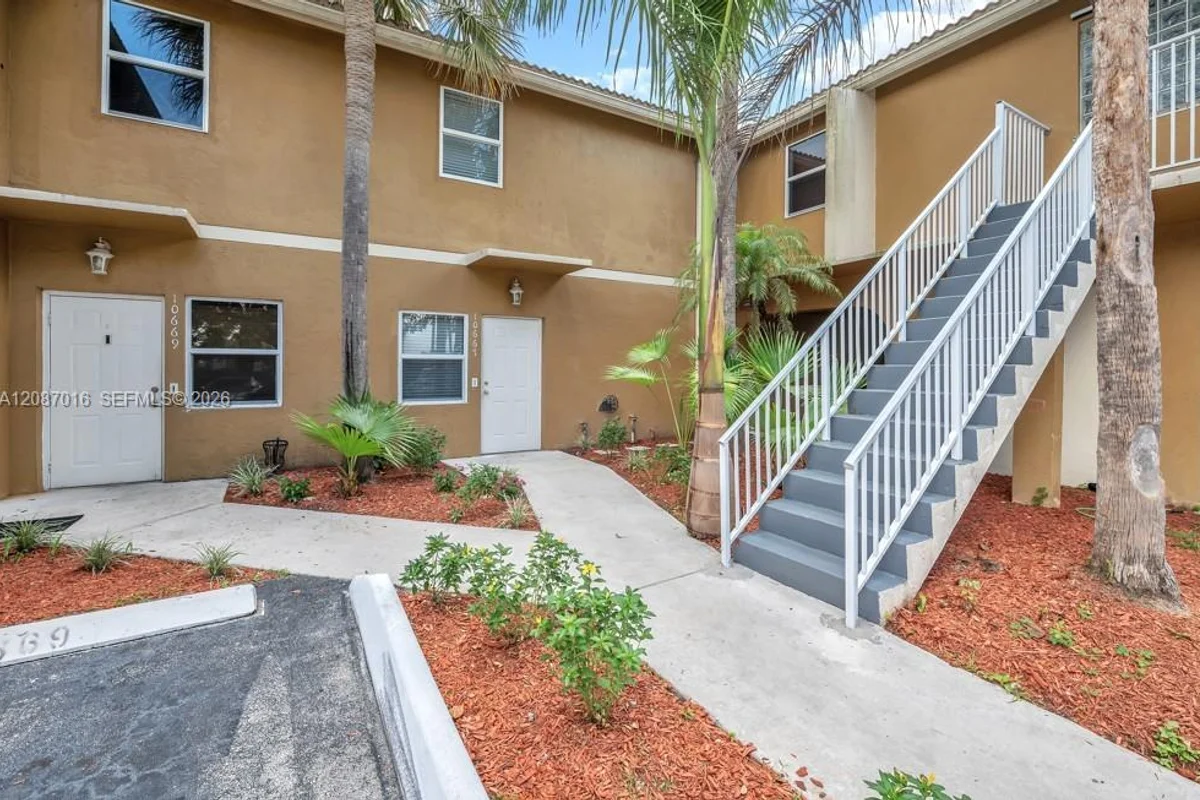 10667 NW 45th St, Coral Springs: photo 1 of 21