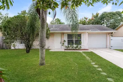 6129 Moonbeam Dr, Lake Worth: photo 1 of 18