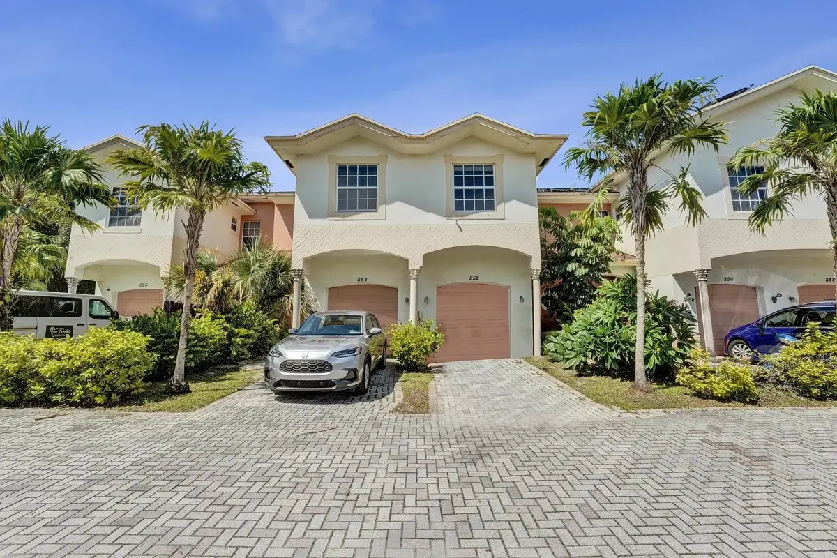 852 NW 9th St, Hallandale Beach: photo 1 of 51