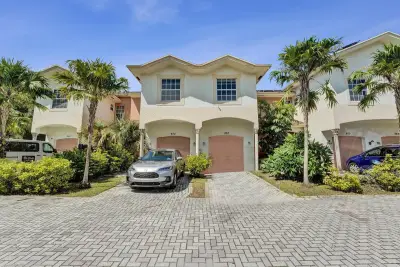 852 NW 9th St, Hallandale Beach: photo 1 of 51