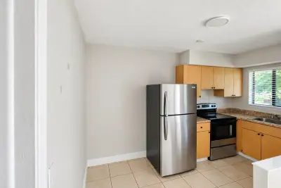 435 NW 41st St #2, Oakland Park: photo 1 of 19