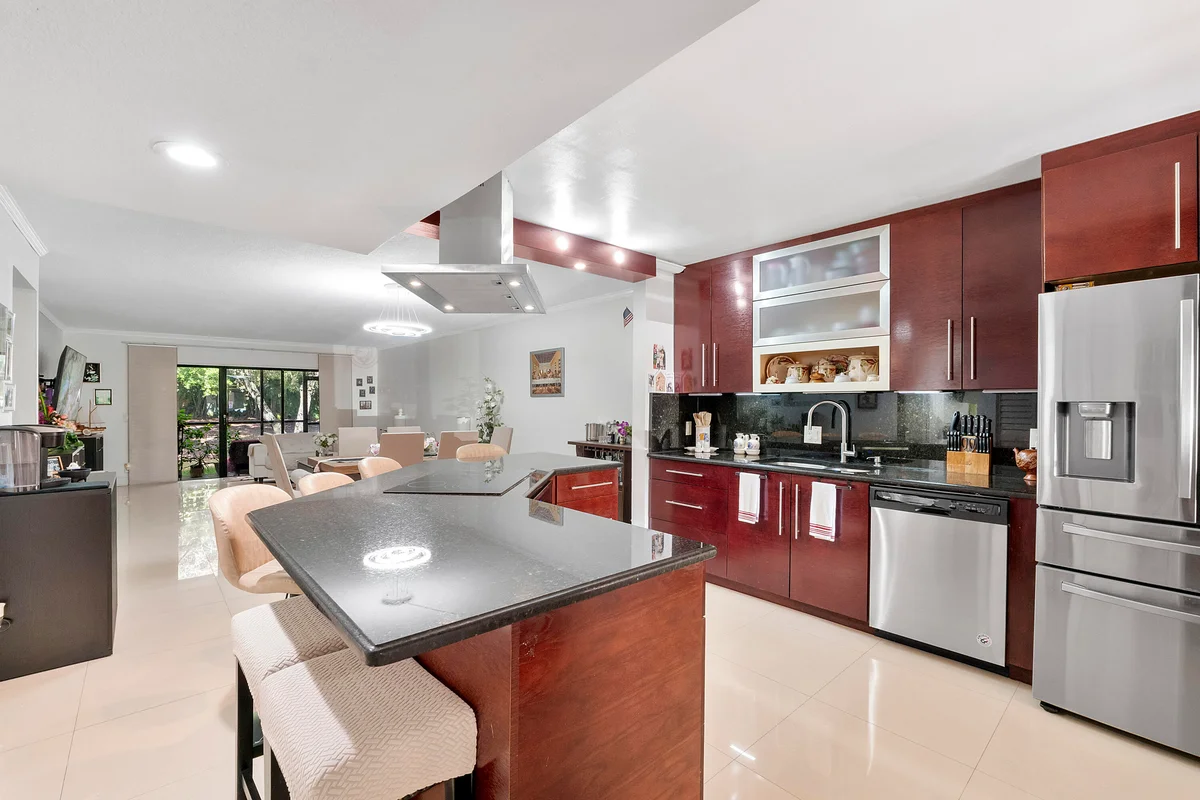 435 Lakeview Dr #104, Weston: photo 1 of 31