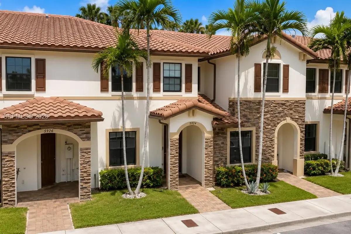 8954 W 35th Way, Hialeah: photo 1 of 20
