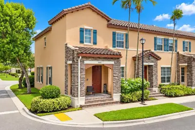 9041 SW 169th Path, Miami: photo 1 of 20
