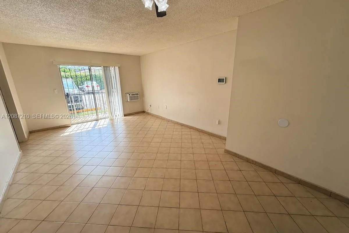 4713 NW 7th St #108-1, Miami: photo 1 of 17