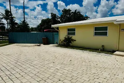 3701 NW 4th Ave #2, Deerfield Beach: photo 1 of 8
