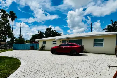3701 NW 4th Ave #1, Deerfield Beach: photo 1 of 7
