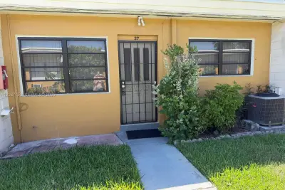 1845 Pembroke Rd #4-27, Hollywood: photo 1 of 8