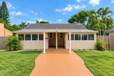 43 SW 11th St #W, Dania Beach: photo 1 of 10