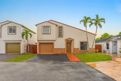 6746 NW 199th St, Hialeah: photo 1 of 28