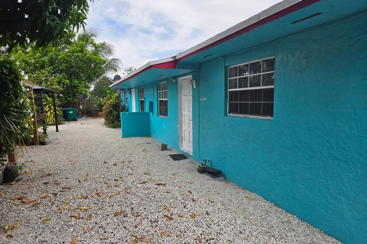 10304 NW 10th Ave, Miami: photo 1 of 3