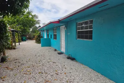 10304 NW 10th Ave, Miami: photo 1 of 3
