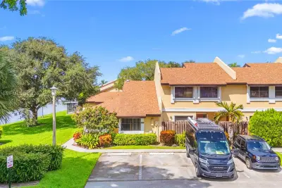 310 SW 96th Ter, Pembroke Pines: photo 1 of 32