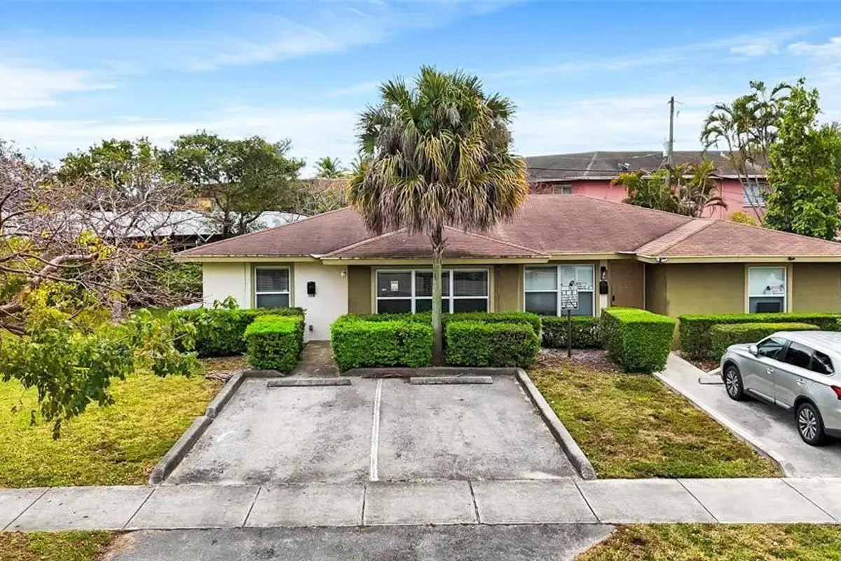 330 Avondale Dr, Pompano Beach: photo 1 of 28