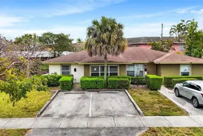 330 Avondale Dr, Pompano Beach: photo 1 of 28