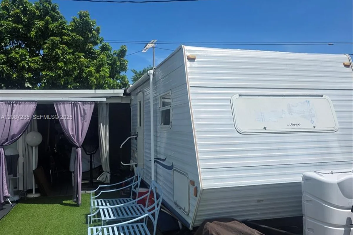 291 NW 102nd St, Miami: photo 1 of 2