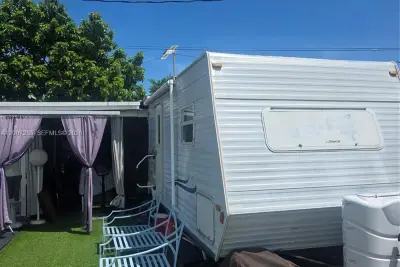 291 NW 102nd St, Miami: photo 1 of 2