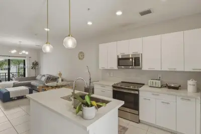 8201 NW 41st St #D-205, Doral: photo 1 of 41