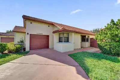 11330 SW 8th Pl, Pembroke Pines: photo 1 of 34