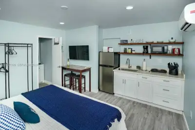 1647 NW 29th Ave #4, Miami: photo 1 of 4