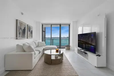 460 NE 28th St #1602, Miami: photo 1 of 15