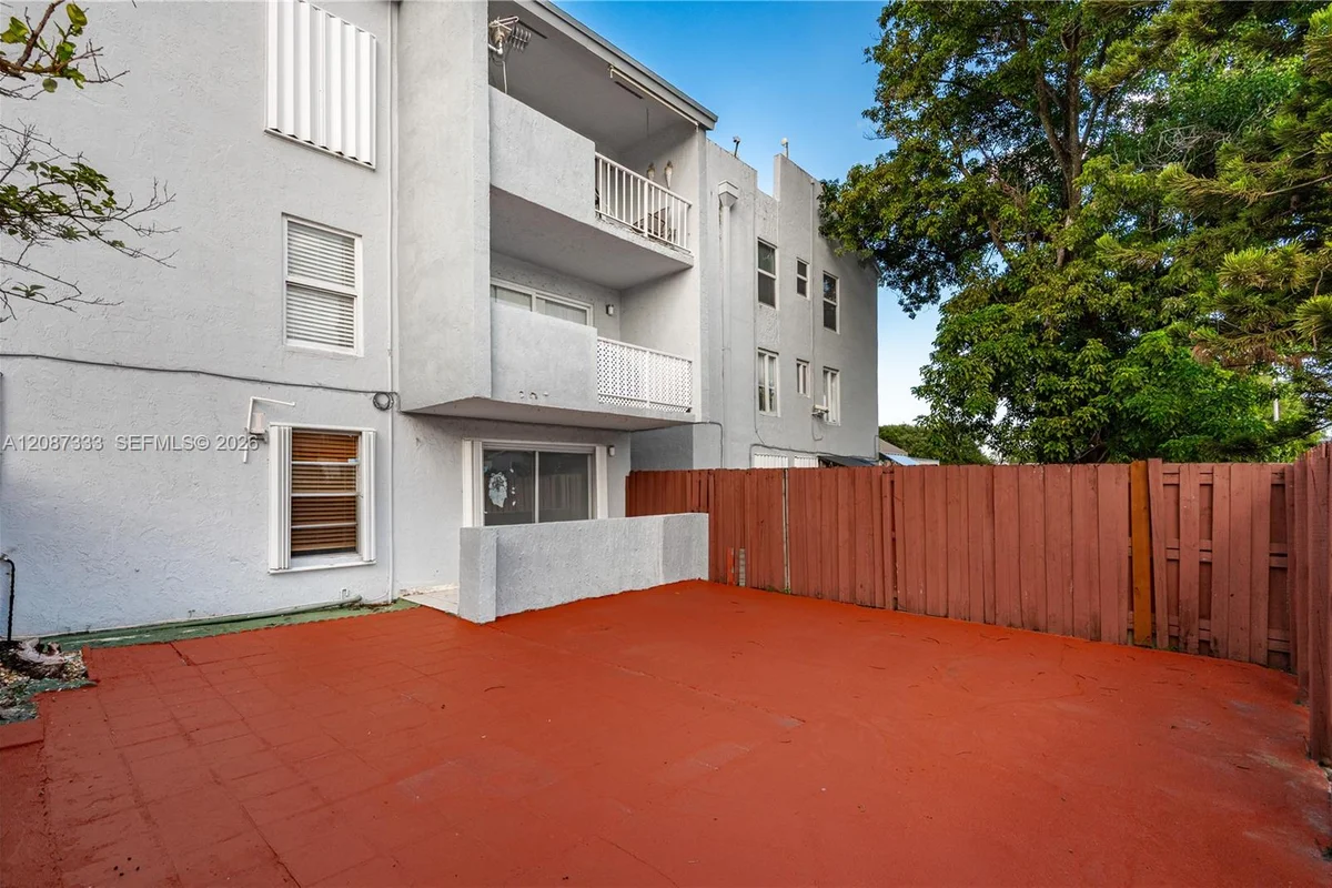 1725 W 60th St #F126, Hialeah: photo 1 of 23