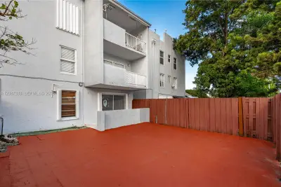 1725 W 60th St #F126, Hialeah: photo 1 of 23