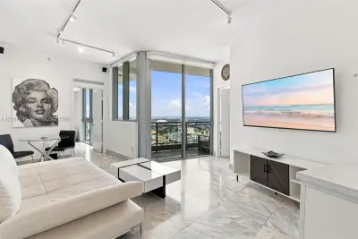 92 SW 3rd St #5106, Miami: photo 1 of 24