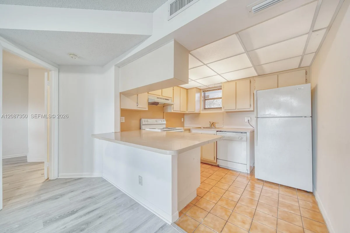 8290 Lake Dr #236, Doral: photo 1 of 26