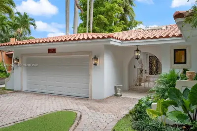 1320 Alhambra Cir, Coral Gables: photo 1 of 48