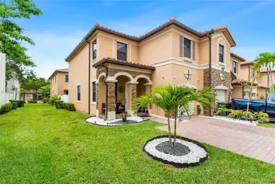 9358 W 33rd Way, Hialeah: photo 1 of 15