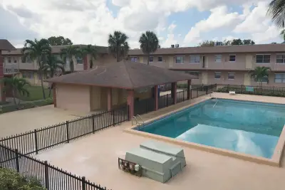 95 NE 41st St #M196, Oakland Park: photo 1 of 8