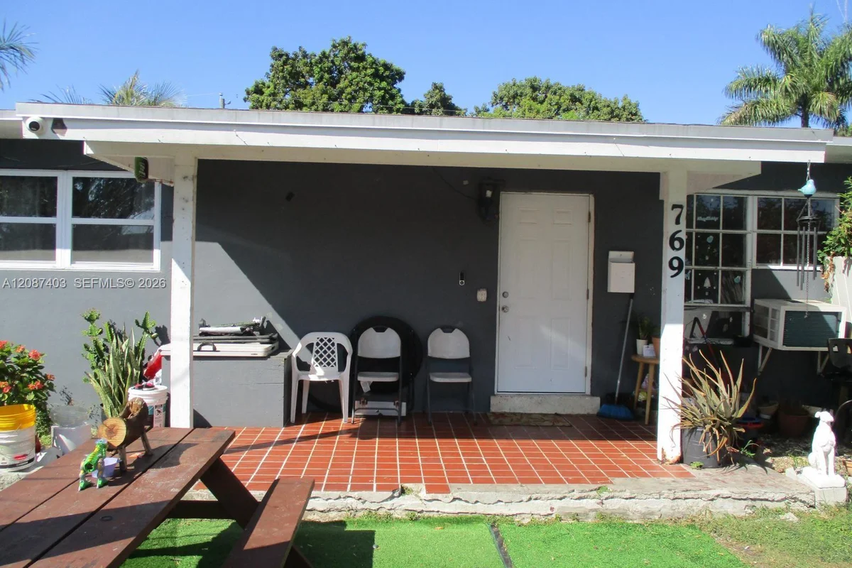 765 NW 12th St, Homestead: photo 1 of 21