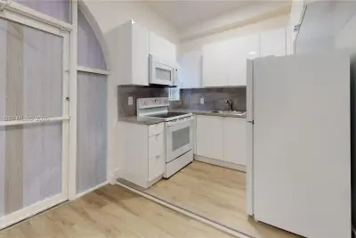 828 Pennsylvania Ave #2, Miami Beach: photo 1 of 9