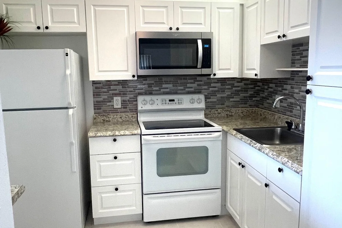 114 Valencia E, Delray Beach: photo 1 of 14