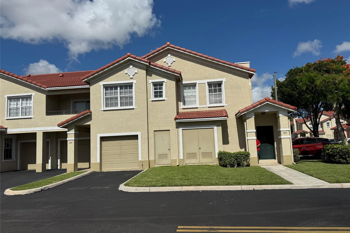 605 Belmont Ln, North Lauderdale: photo 1 of 23
