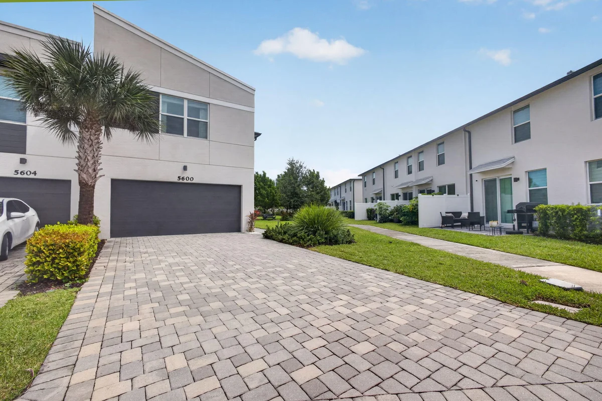 5600 Mentmore Dr, West Palm Beach: photo 1 of 63