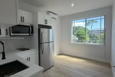 2425 SW 6th St #9, Miami: photo 1 of 8
