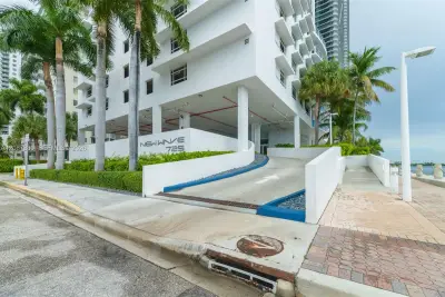 725 NE 22nd St #8E, Miami: photo 1 of 41