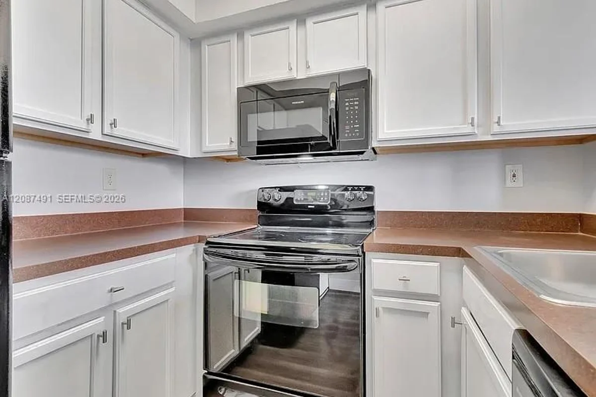 714 Executive Center Dr #28, West Palm Beach: photo 1 of 15