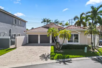 14683 SW 132nd Ave, Miami: photo 1 of 26