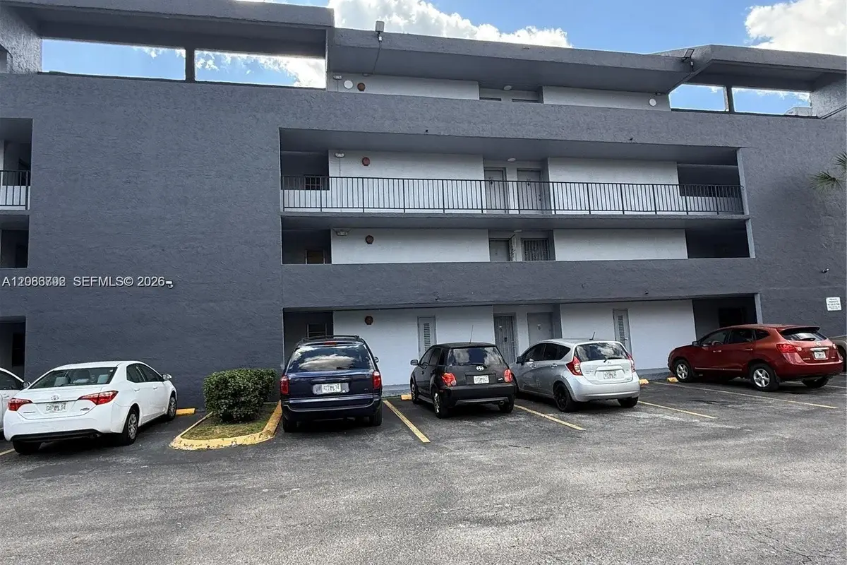 8821 W Flagler St #411, Miami: photo 1 of 14