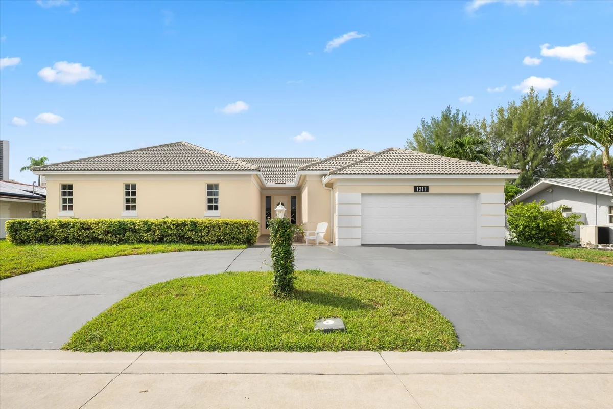 1211 Singer Dr, Riviera Beach: photo 1 of 40
