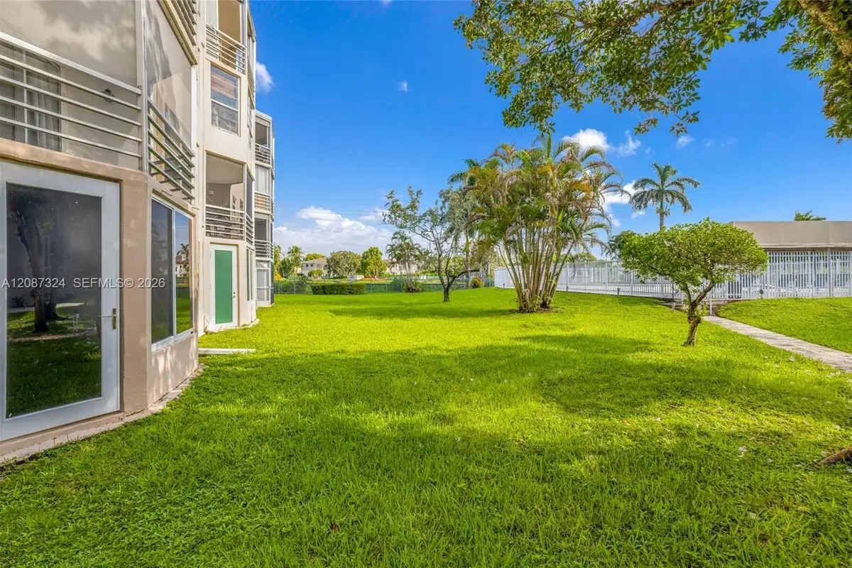 1401 NE 191st St #D107, Miami: photo 1 of 24